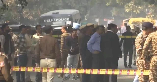 प्रशांत विहार इलाके में धमाके बाद जमा पुलिस और बम निरोधक दस्ता