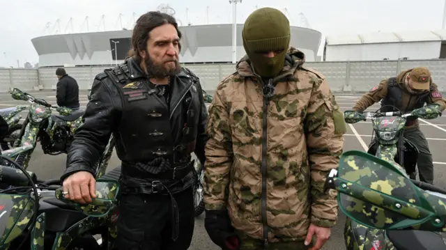 Александр Залдостанов, он же Хирург, рядом с мужчиной в маске и мотоциклами