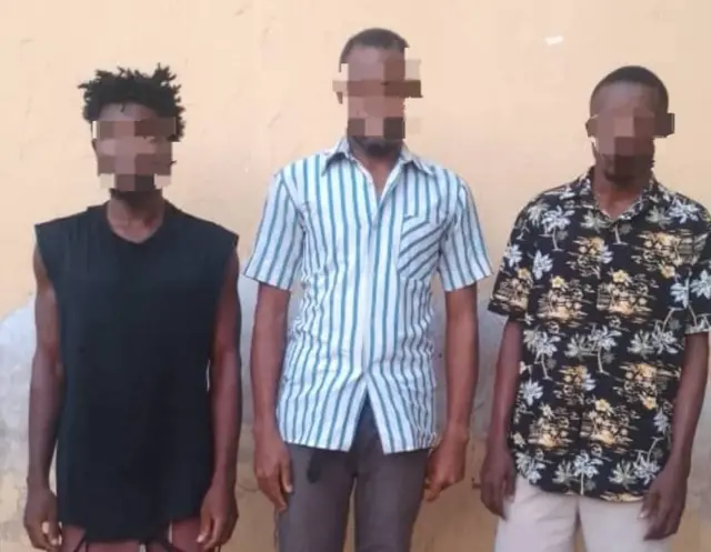 Mmadụ atọ a na-enyo enyo maka mpụ ego