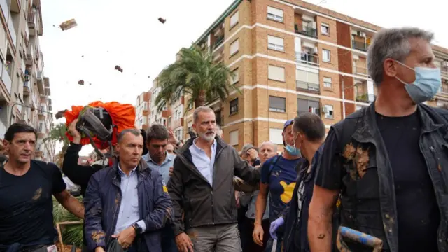 वेलेंसिया में राजा फ़िलिप को आम नागरिकों के ग़ुस्से का सामना करना पड़ा.