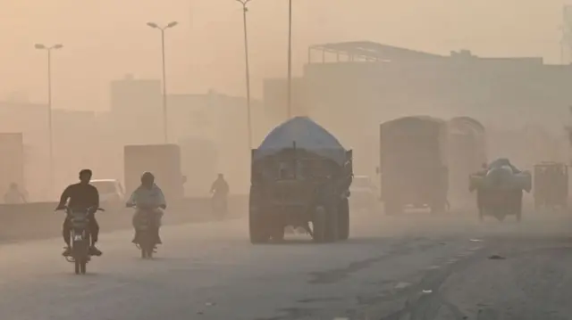 प्रदूषण की चादर से ढ़का लाहौर शहर