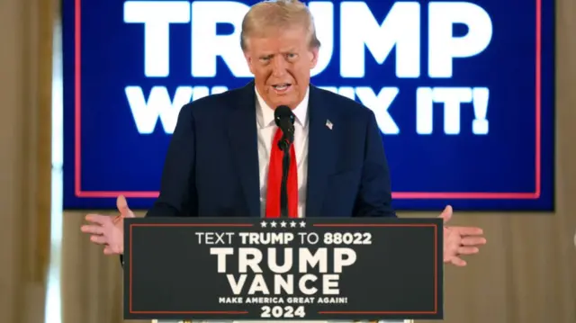 अपनी एक रैली के दौरान डोनाल्ड ट्रंप