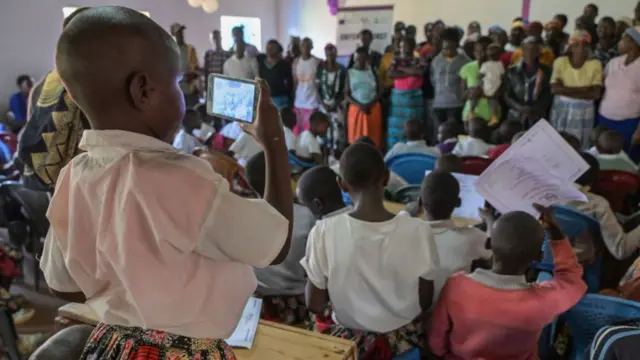 Guinea na-achọ itinye iwu ga-egbochi ụmụaka ịbanye na soshal midịa