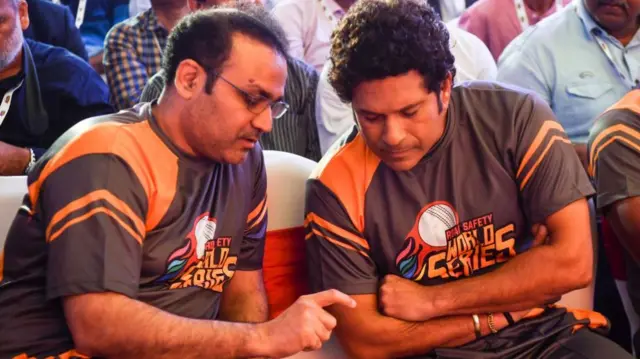 एक पुरानी तस्वीर में सचिन तेंदुलकर और वीरेंद्र सहवाग