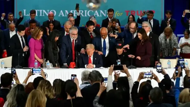 Foto de Trump durante um comício com latinos.