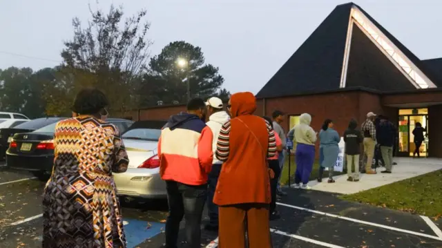 अमेरिका के अटलांटा में वोट डालने के लिए लाइन में लगे लोग