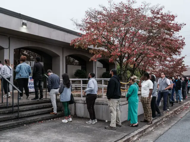 Người dân xếp hàng chờ bỏ phiếu tại một điểm bầu cử ở Smyrna, Georgia, vào Ngày Bầu cử 5 tháng 11 năm 2024.