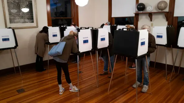 ओहियो के सिनसिनाटी शहर में सिनसिनाटी Observatory में मतदान करते मतदाता