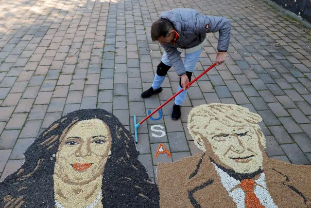 Arte feita com as imagens de Kamala e Trump em uma calçada