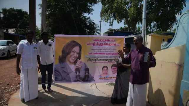 तमिलनाडु के थुलासेंद्रापुरम गांव में कमला हैरिस का पोस्टर पकड़े लोग