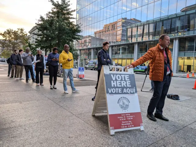 मार्टिन लूथर किंग लाइब्रेरी में बने मतदान केंद्र के बाहर