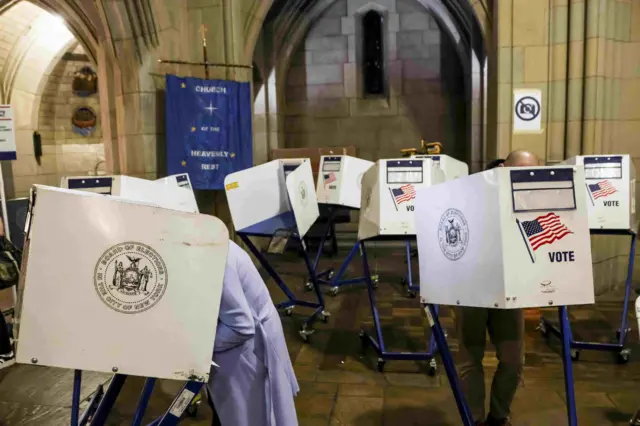 Eleitores votam em igreja