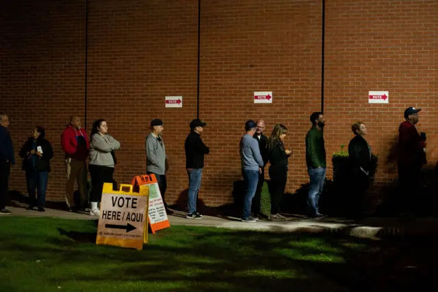 Pesosas na fila para votar