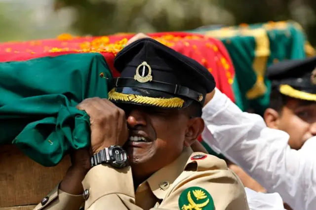 ৫৭ জন সেনা কর্মকর্তার মৃত্যু একটা বড় ধাক্কা ছিল সেনাবাহিনীর জন্য। ছবি – ২রা মার্চ ২০০৯
