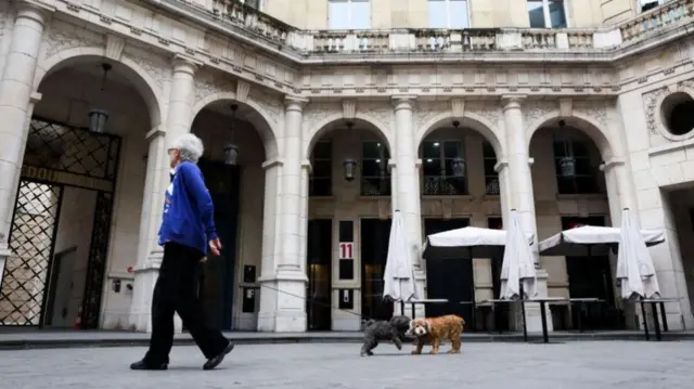 फ्रांस के अधिकारियों ने नेटफ़्लिक्स के पेरिस ऑफिस पर मारा छापा