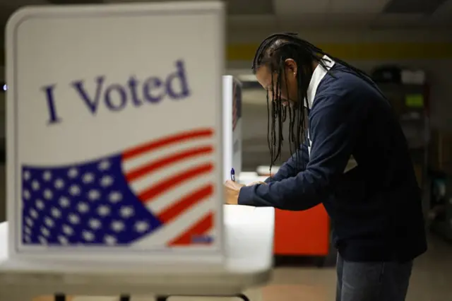 One man dey vote for di 2024 presidential election on Election Day, for Pittsburgh Manchester School for Pittsburgh, Pennsylvania, 5 November 2024