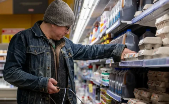 homem branco fazendo compras no mercado