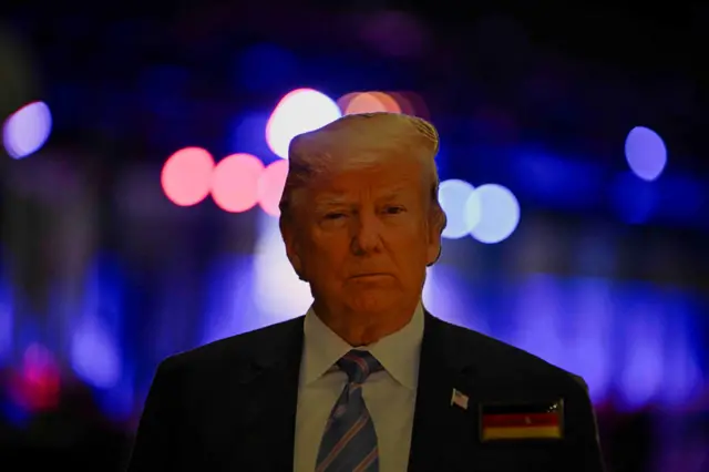 Trump de papelão