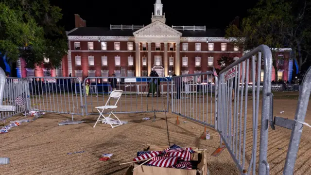 2024 年 11 月 6 日,美國華盛頓特區,在霍華德大學舉行選舉之夜觀選派對的布景和講台。副總統卡馬拉·哈里斯在選舉日結束後拒絕發言,人群散去。