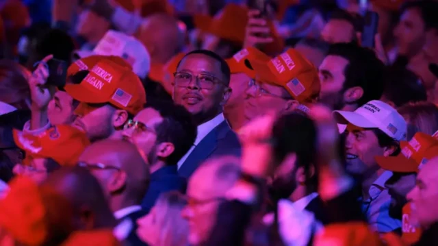 ထရမ့်မိန့်ခွန်းပြောမှာကို စောင့်ဆိုင်းနေကြတဲ့သူတွေ