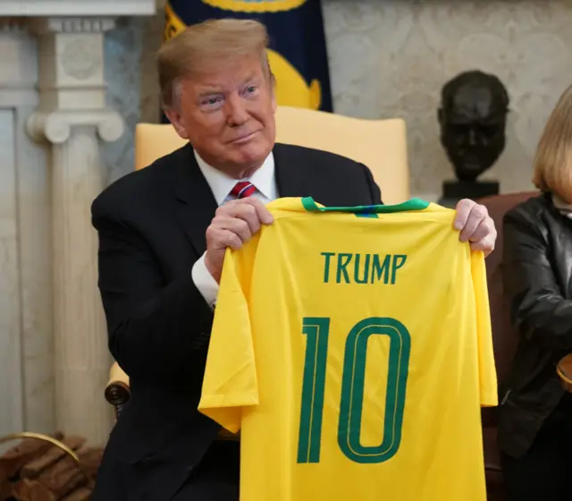 Donald Trump,cbet argentina2019, com camisa da seleção brasileiracbet argentinafutebol, um presente que recebeu do ex-Presidente Jair Bolsonaro