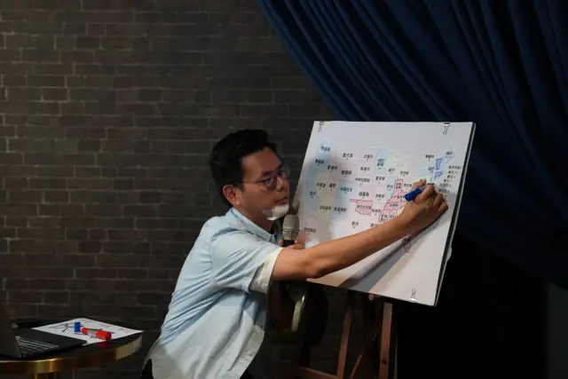 幾位台灣知名的時政類“油管博主”（YouTuber）在位於台北中山區的一家咖啡廳，直播美國總統大選開票的特別節目