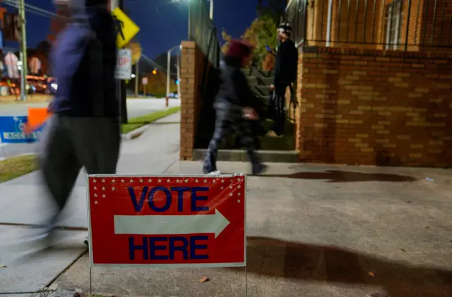 Placa indicando 'Vote aqui'
