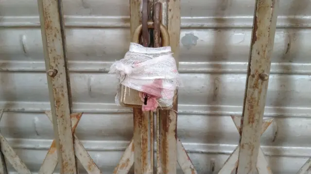 হাজারীগলিতে সবগুলো দোকানের সিলগালা করা হয়েছে