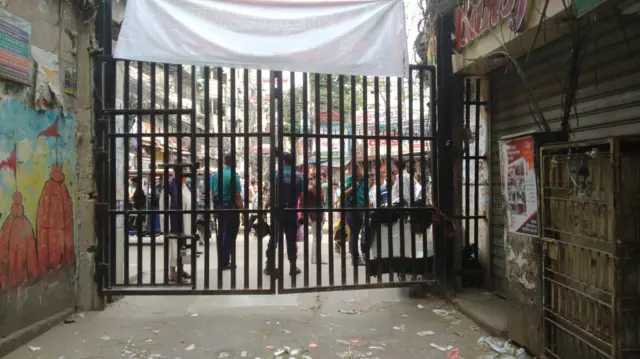 হাজারীগলি মূল ফটক তালা মারা