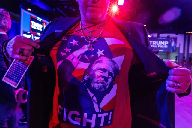 Homem com camiseta do Trump