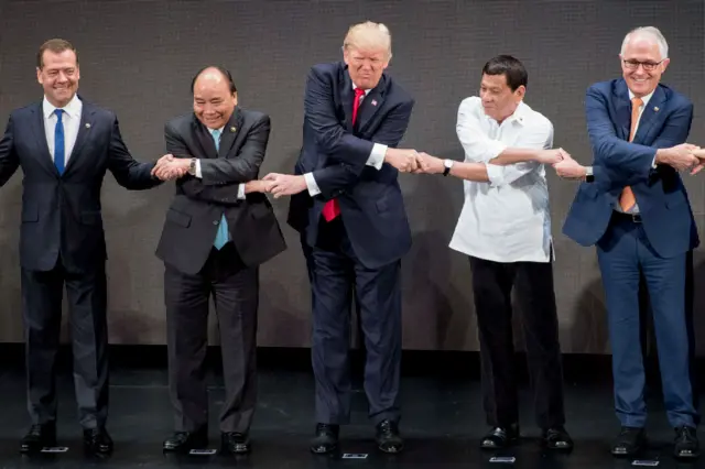 Ông Medvedev (trái) và ông Trump (giữa) tại Thượng đỉnh ASEAN lần thứ 31 ở Manila, Philippines vào năm 2017