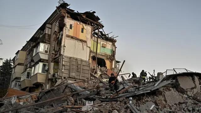 Разрушенный дом в Запорожье: три этажа видны над грудой развалин