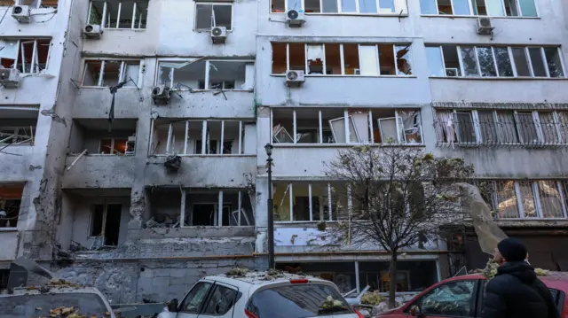 Многоквартирный дом с выбитыми стеклами в Одессе