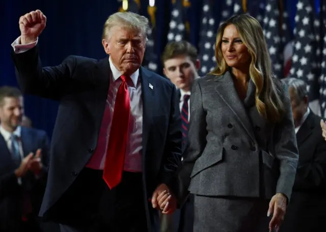 डोनाल्ड ट्रंप अपनी पत्नी मेलानिया ट्रंप के साथ