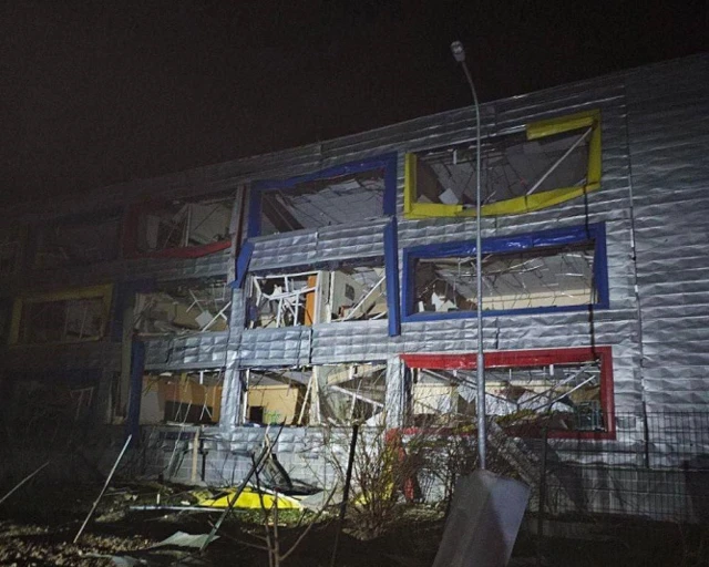 В 125-й одесской школе выбиты окна, сильно пострадали классы внутри