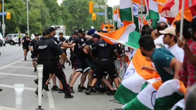 टोरंटो में भारतीय दूतावास के बाहल उपद्रव की एक तस्वीर (यह फ़ोटो पिछले साल की है)