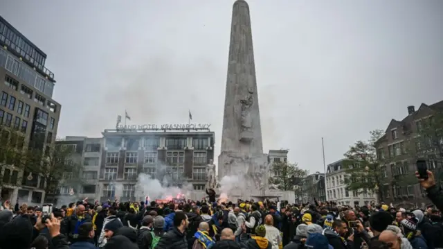 एम्स्टर्डम में प्रदर्शन करते इसराइली फ़ुटबॉल फैन्स