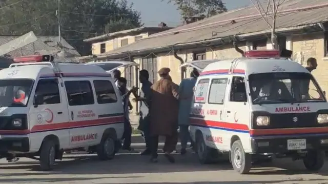 क्वेटा रेलवे स्टेशन के पास खड़ी एंबुलेंस