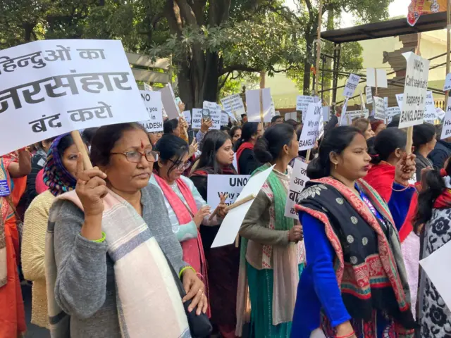 মিছিলে নানা বয়সের অনেক নারীও যোগদান করেছেন