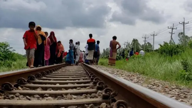 বাংলাদেশে প্রায়ই ট্রেনে কাটা পড়ে মৃত্যুর খবর শোনা যায় (ফাইল ছবি)