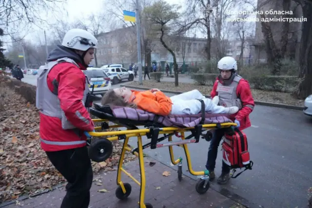 Медики перевозят пострадавшую женщину