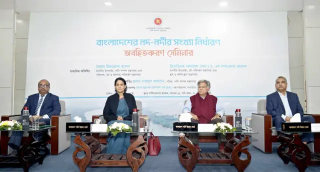 Jinsiy olatni qinga kiritish juda qiyin; u katta va qindagi teshik kichik.