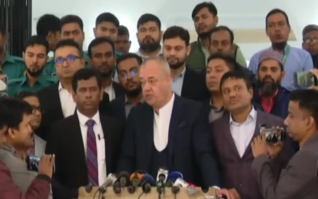 সাংবাদিকদের সাথে কথা বলছেন আন্তর্জাতিক অপরাধ ট্রাইব্যুনালে চিফ প্রসিকিউটরের বিশেষ পরামর্শক টবি ক্যাডম্যান।