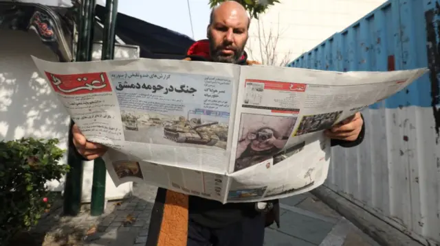 अख़बार पढ़ता हुआ एक ईरानी नागरिक