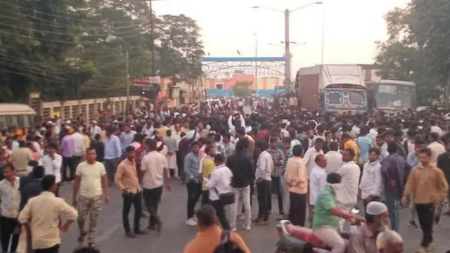 परभणी में प्रदर्शन करते लोग