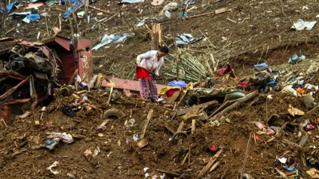 ၂၀၂၃ ခုနှစ်က ကချင်ပြည်နယ်၊ လိုင်ဇာမြို့အနီးမှာရှိတဲ့ စစ်ဘေးရှောင်စခန်း လေကြောင်း တိုက်ခိုက်ခံရပြီးနောက် မြင်ကွင်း