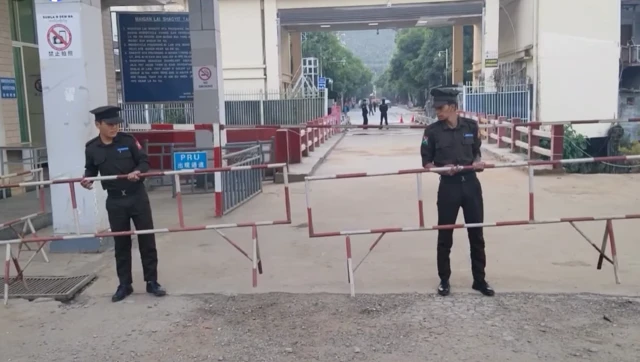 နယ်စပ်ဂိတ်က အတားအဆီးတွေကိုဖယ်နေတဲ့ ကေအိုင်အေစစ်သားနှစ်ဦး