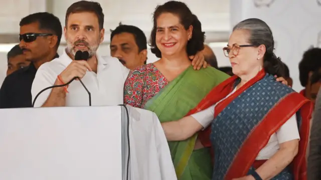 एक जनसभा के दौरान सोनिया गांधी, राहुल गांधी और प्रियंका गांधी