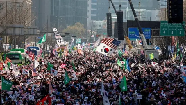 Gama biraatiin ammoo hiriira deeggartoota Yoon gaggeessuuf Gwanghwamun keessatti walga'iin guddaan taasifamaa jira