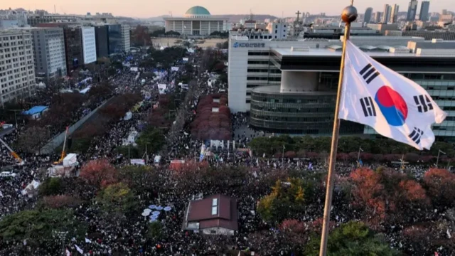 جنوبی کوریا میں عوام نے سڑکوں پر نکل کر جشن منایا۔